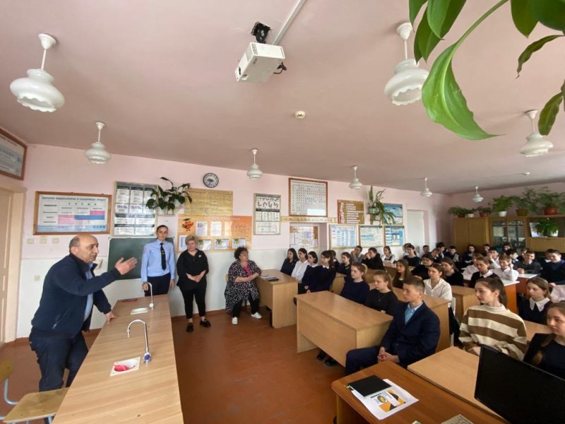 Полицейские вместе с представителями общественности провели в школах Пригородного района Северной Осетии беседы о нравственном воспитании подрастающего поколения