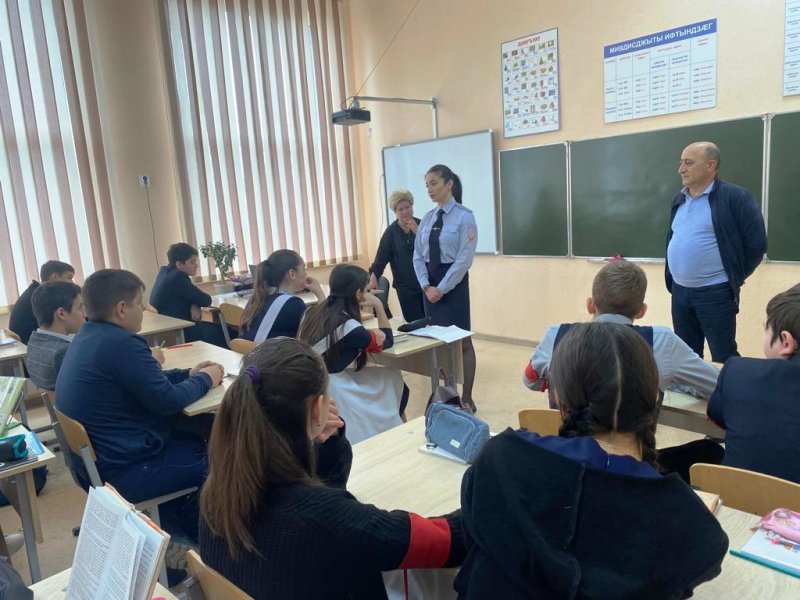 Полицейские вместе с представителями общественности провели в школах Пригородного района Северной Осетии беседы о нравственном воспитании подрастающего поколения